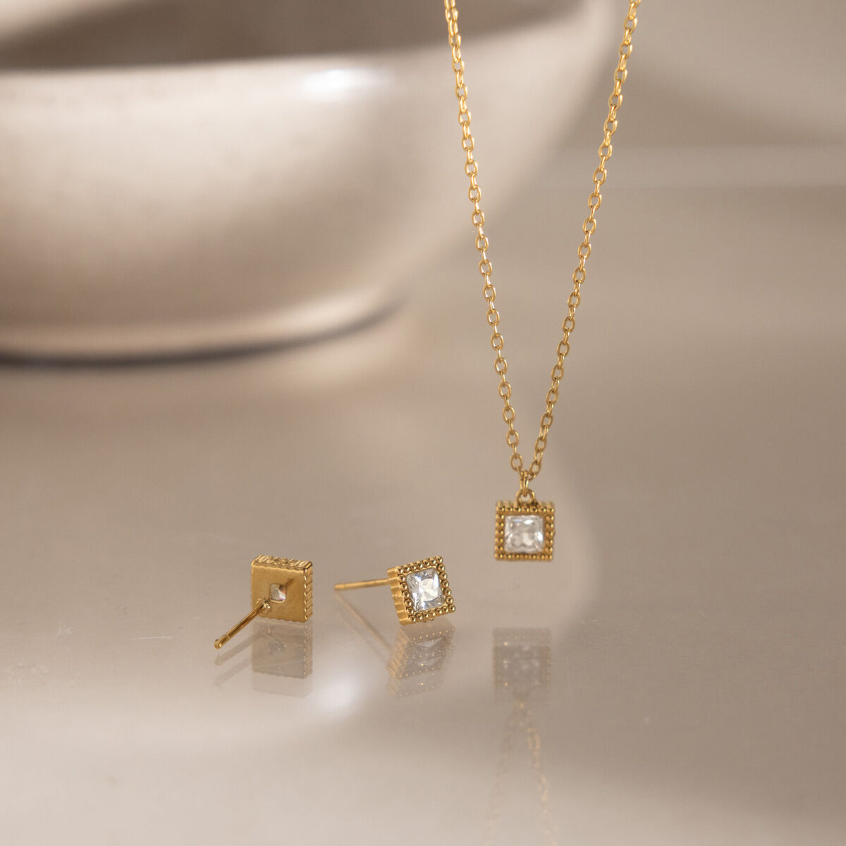 Conjunto de collares rectangulares de acero inoxidable impermeables de color dorado con circonitas para mujer. h5 Imagen2