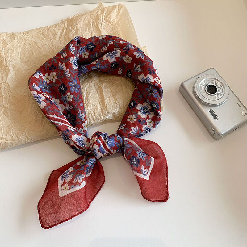 Eenvoudige serie casual zomer sjaals van katoen met bloemen-, streep-, ruit- en stippenpatroon, gemengd met paisley-motief.