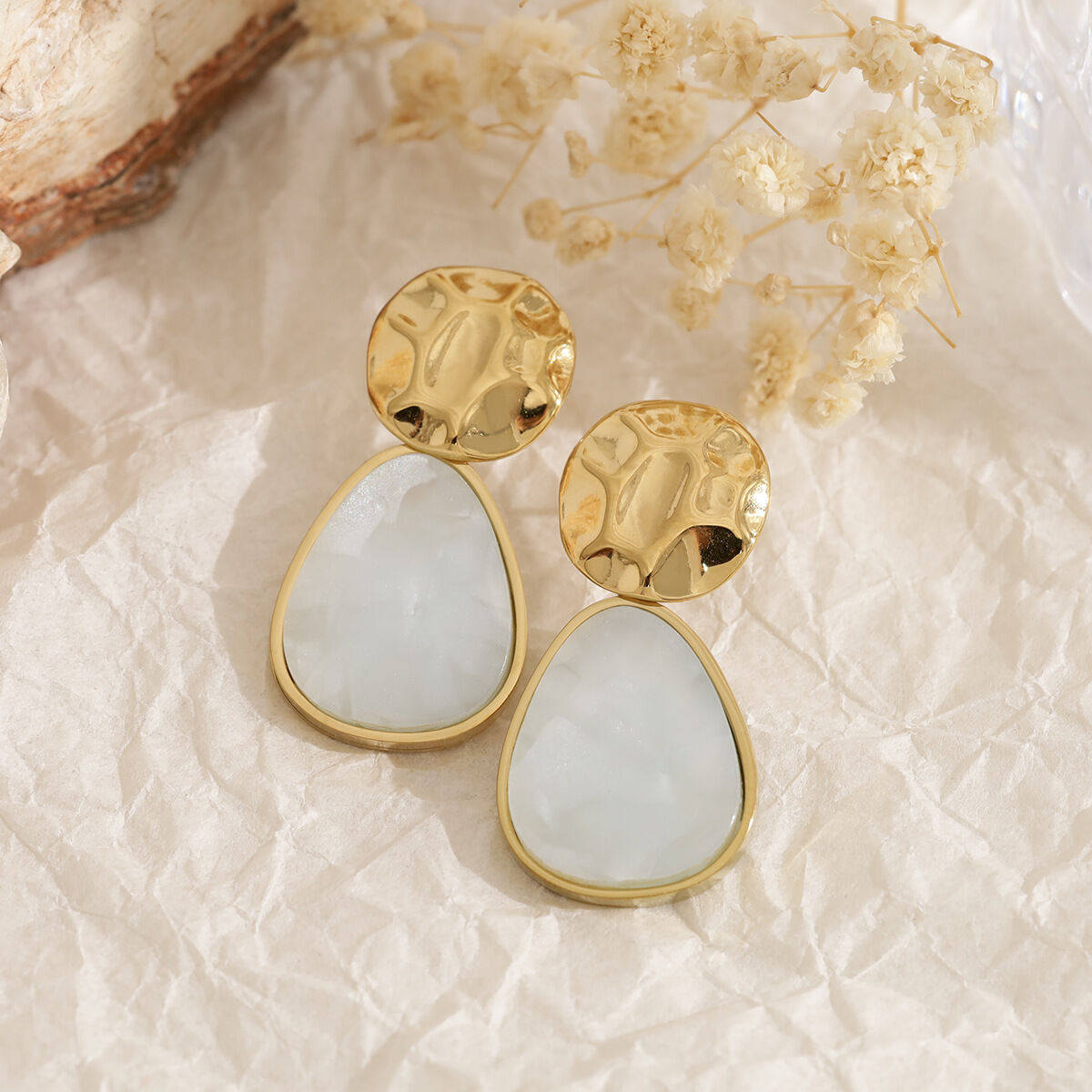 Orecchini a perno da donna in acciaio inossidabile color oro con motivo a goccia martellata in stile retrò, impermeabili. Immagine4