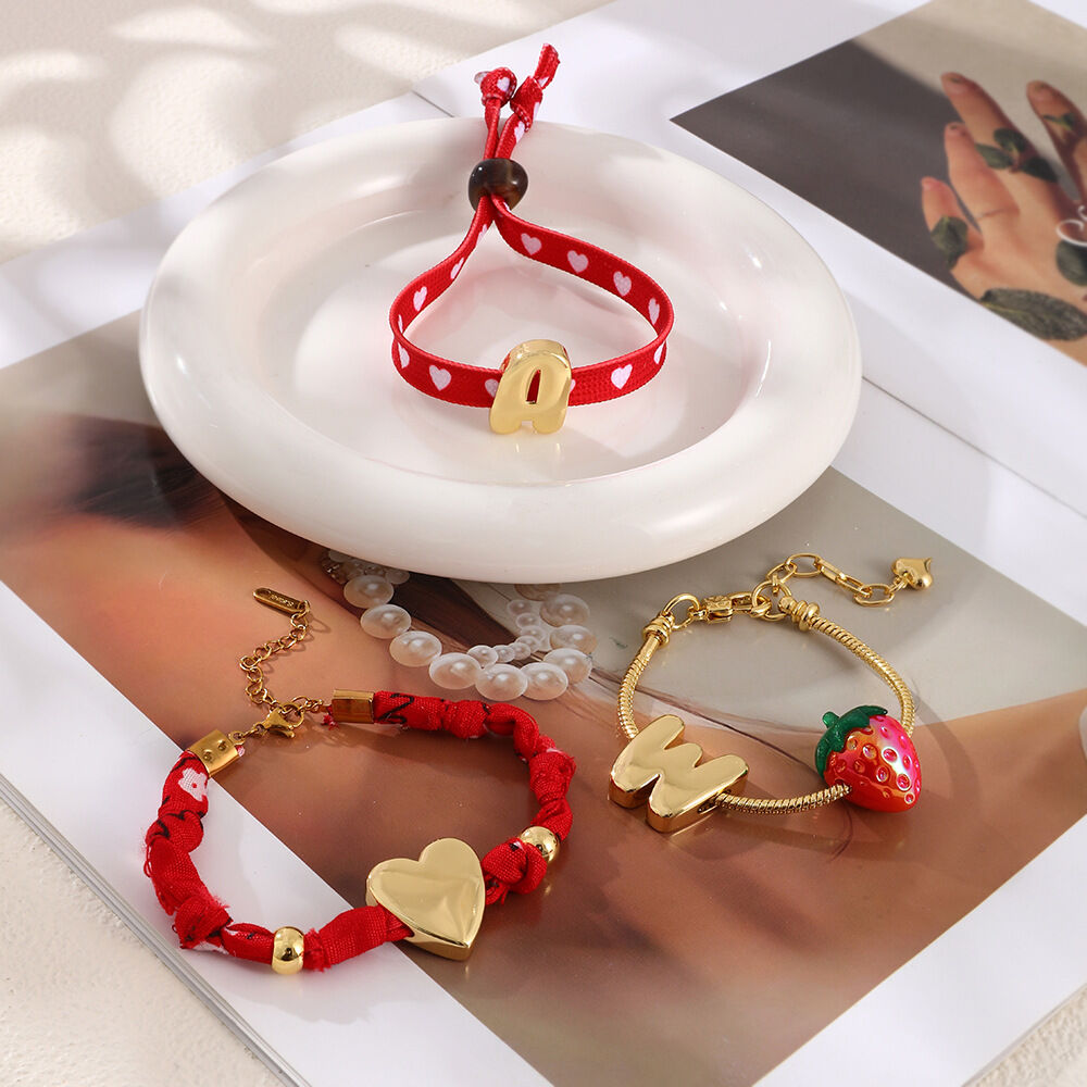 Bracelet à breloques pour femme, collection romantique, motif cœur et fraise, couleur cuivre et or. h5 Image3