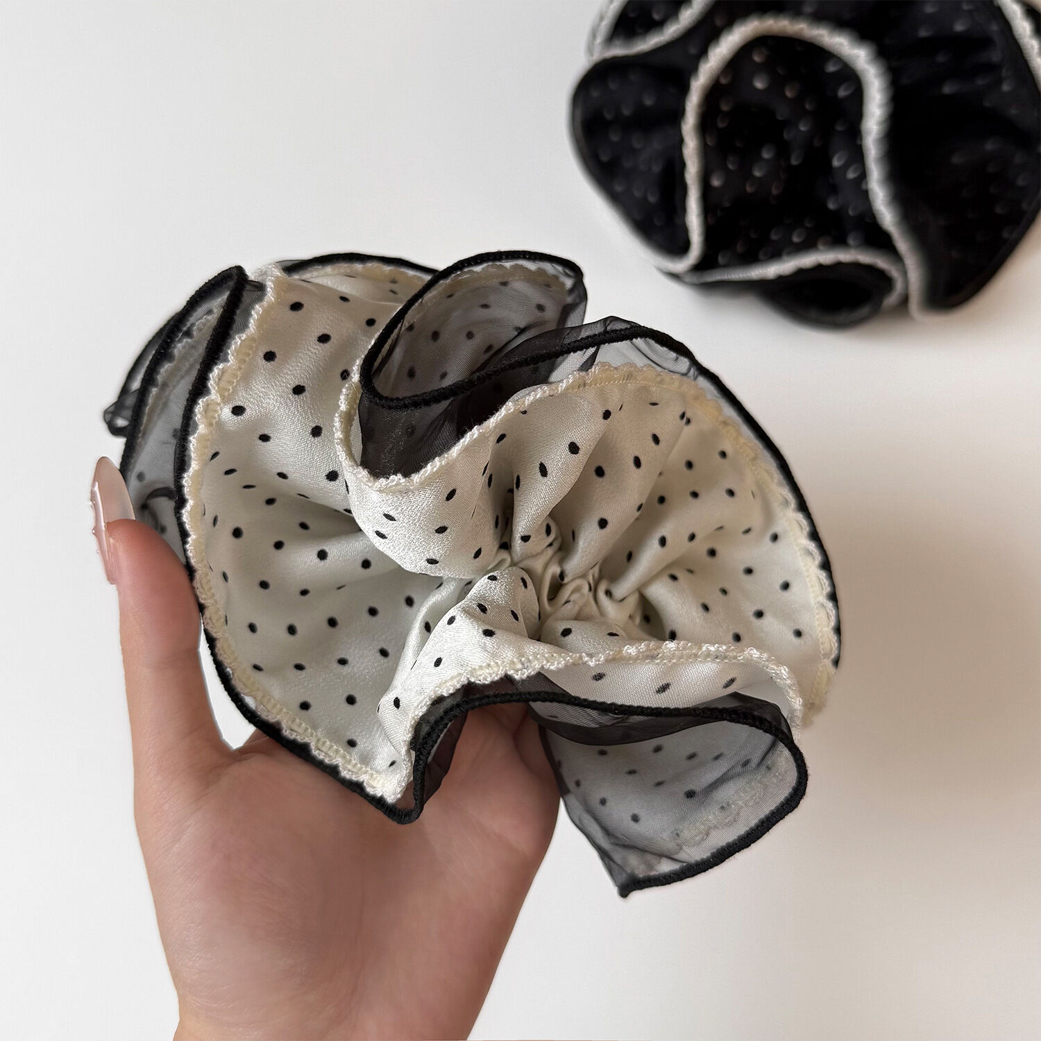 Sade Seri Zarif Puantiyeli Organza Saç Tokaları Resim4