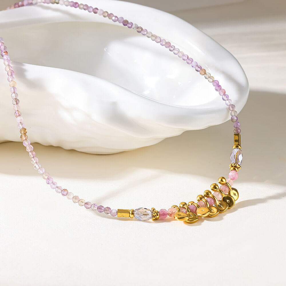 Collar de cuentas para mujer de la serie Simple Daily con forma geométrica, de acero inoxidable, resistente al agua y color dorado. Imagen2