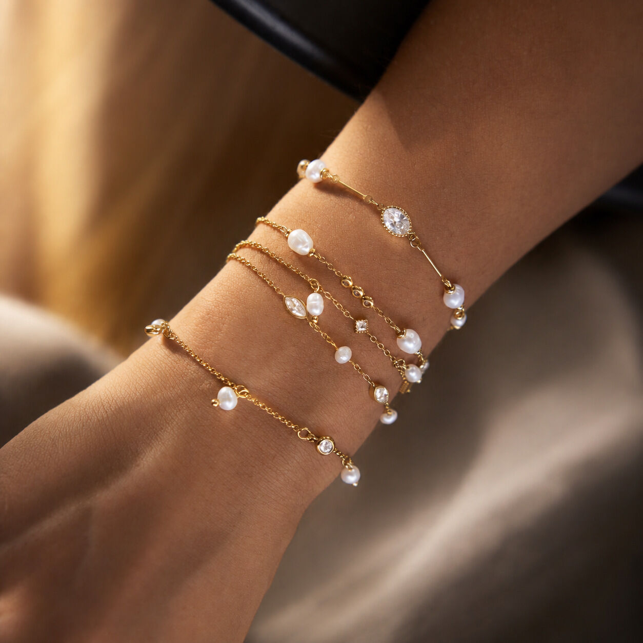 Luxuriöse Serie: Schlichtes, unregelmäßig geformtes, kreisförmiges Armband aus Edelstahl, wasserdicht, goldfarben mit Zirkonia für Damen 2