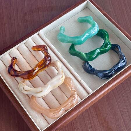 Simple Series Retro Irregular Shape Gradient Color Resin Women's Bangles 2
