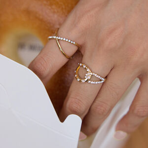 Eenvoudige, waterdichte, goudkleurige statementringen met strass-steentjes uit de Simple Series Lines-serie. h5 Afbeelding3
