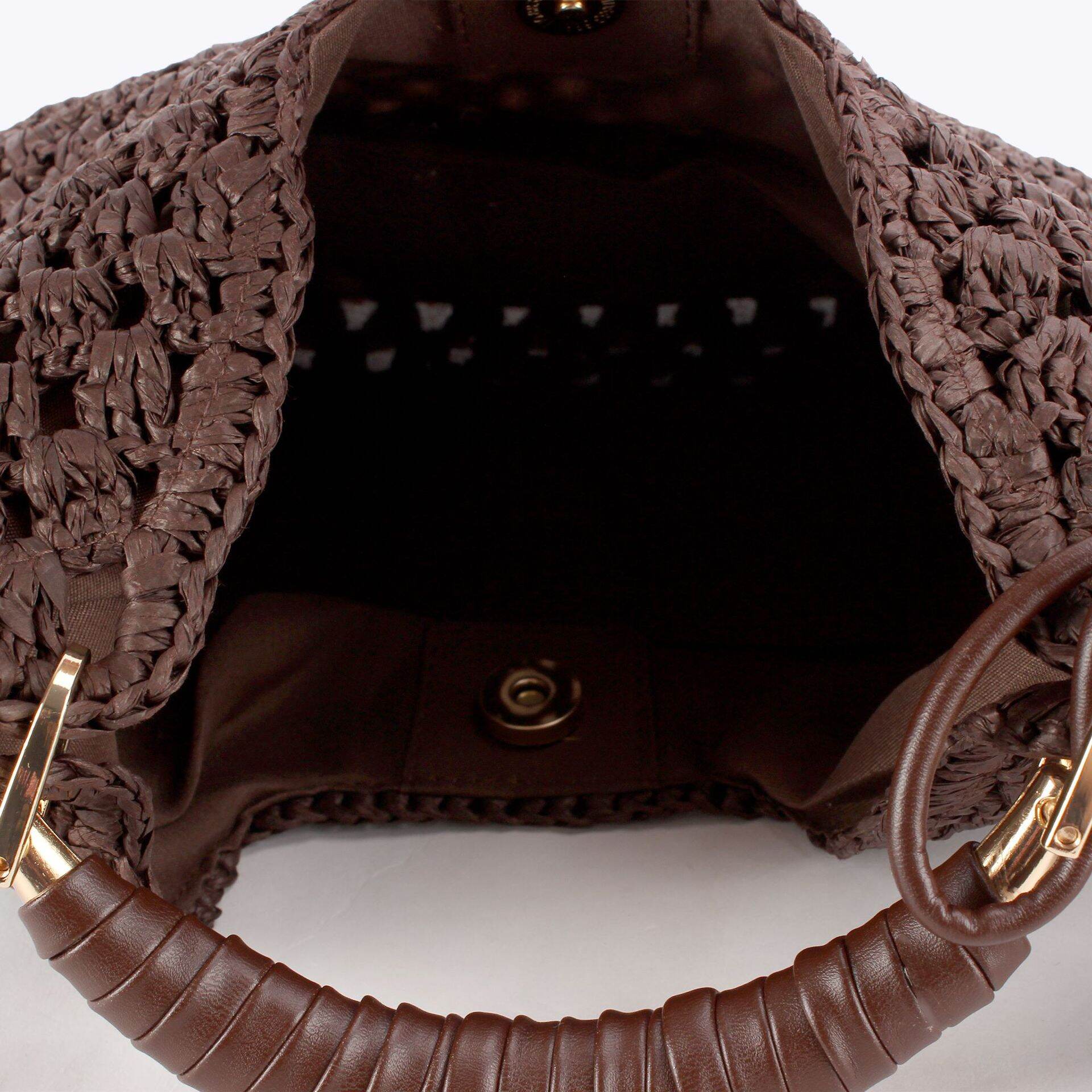 Bolso trapezoidal de rafia tejida con diseño floral calado y estilo casual para mujer. Imagen3