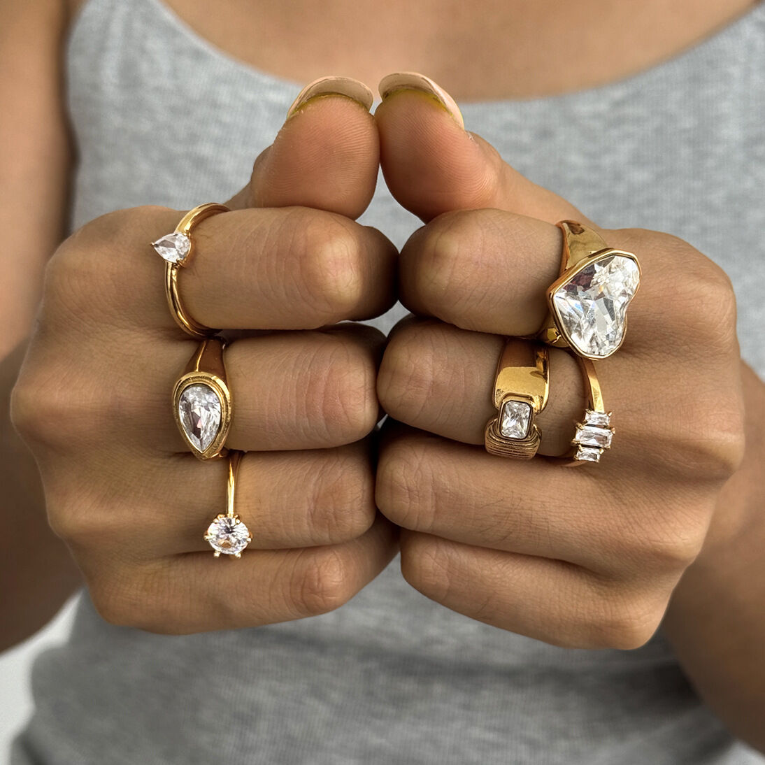 Elegante, unregelmäßig geformte Herzringe aus Edelstahl, wasserdicht, goldfarben, mit Zirkonia-Edelsteinen für Damen