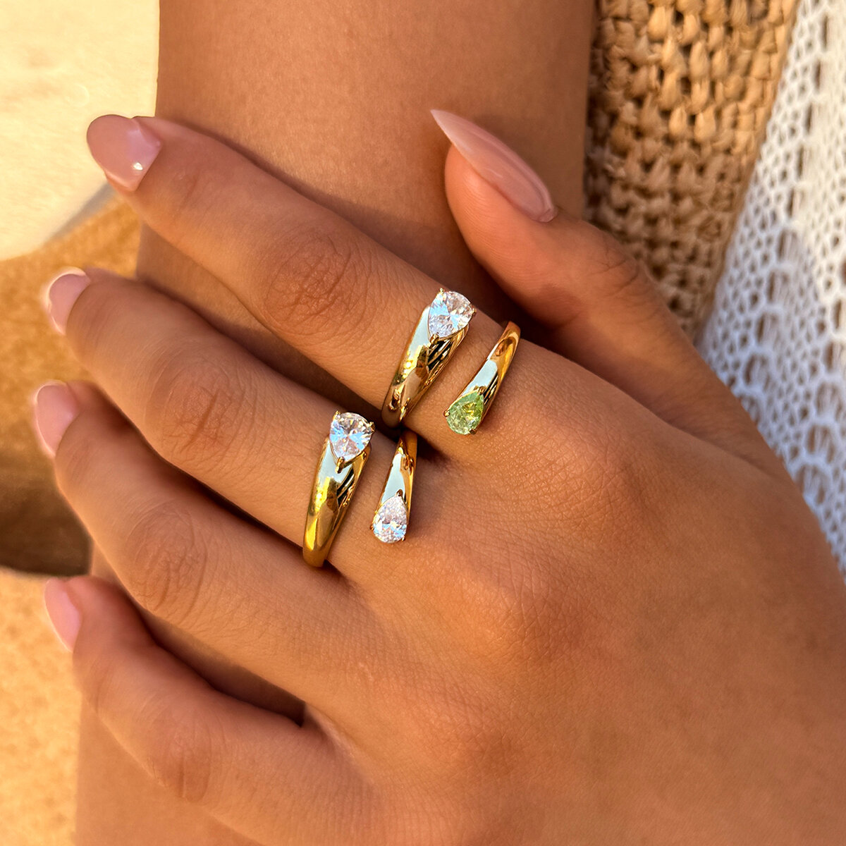 Minimalistische, dagelijkse ring met onregelmatige vorm, gemaakt van roestvrij staal, waterdicht en goudkleurig met zirkonia.