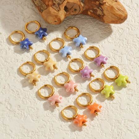 Orecchini pendenti da donna in acciaio inossidabile, impermeabili, con stelle marine in ceramica in stile oceanico.