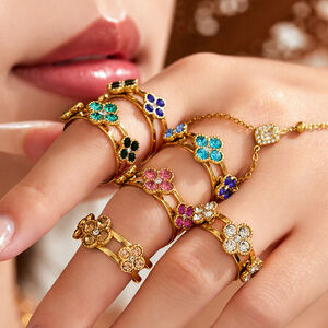Bagues pour femmes en acier inoxydable doré, ornées d'un trèfle élégant et de zircon, collection Romantique. h5 Image3