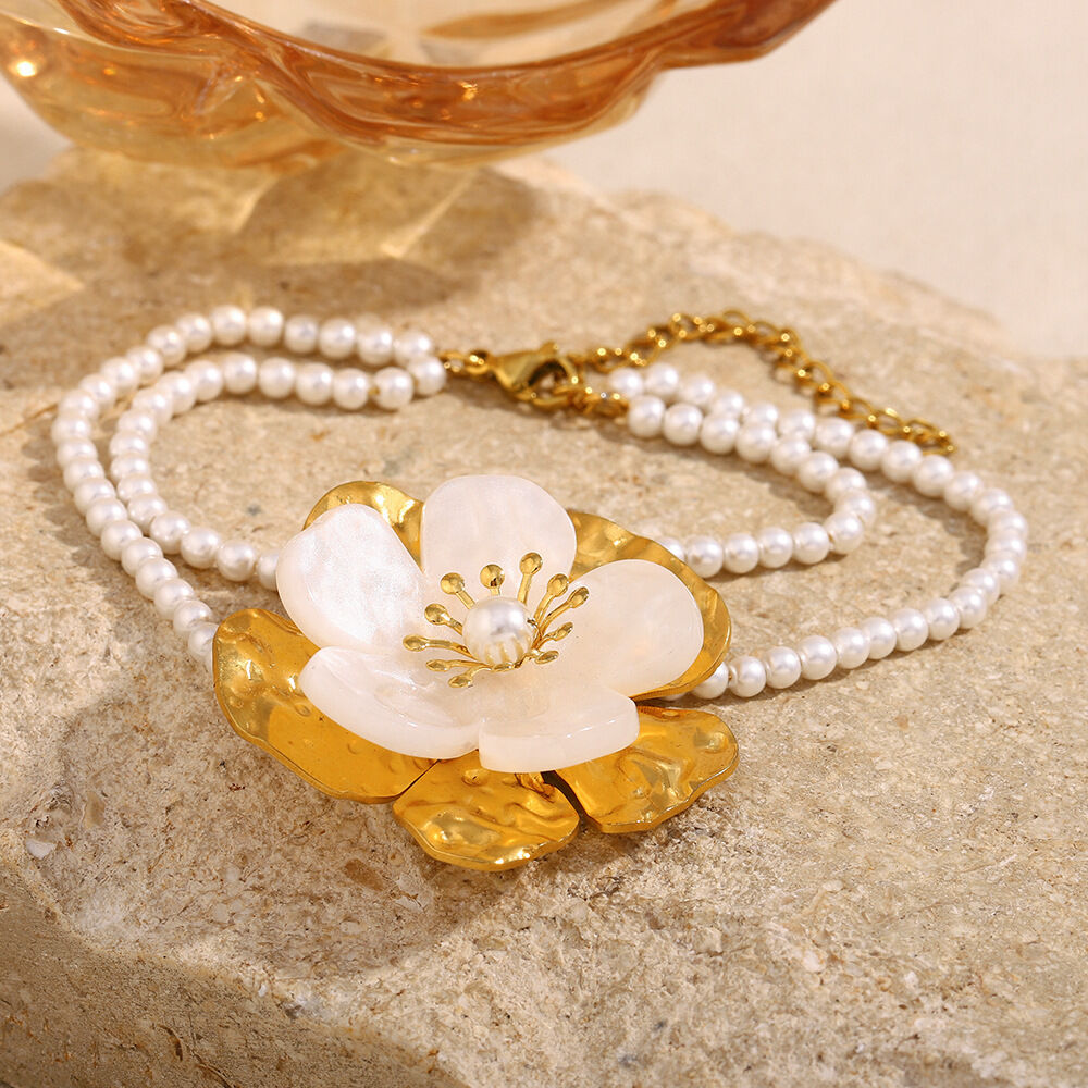 Romantische serie Sweet Flower roestvrijstalen waterdichte armbanden met gouden kunstparels voor dames. 2