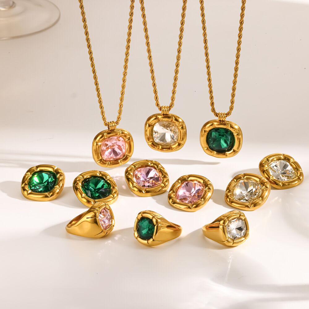 Conjunto de collar para mujer de acero inoxidable con forma geométrica, resistente al agua y con diamantes de imitación color dorado. Imagen2