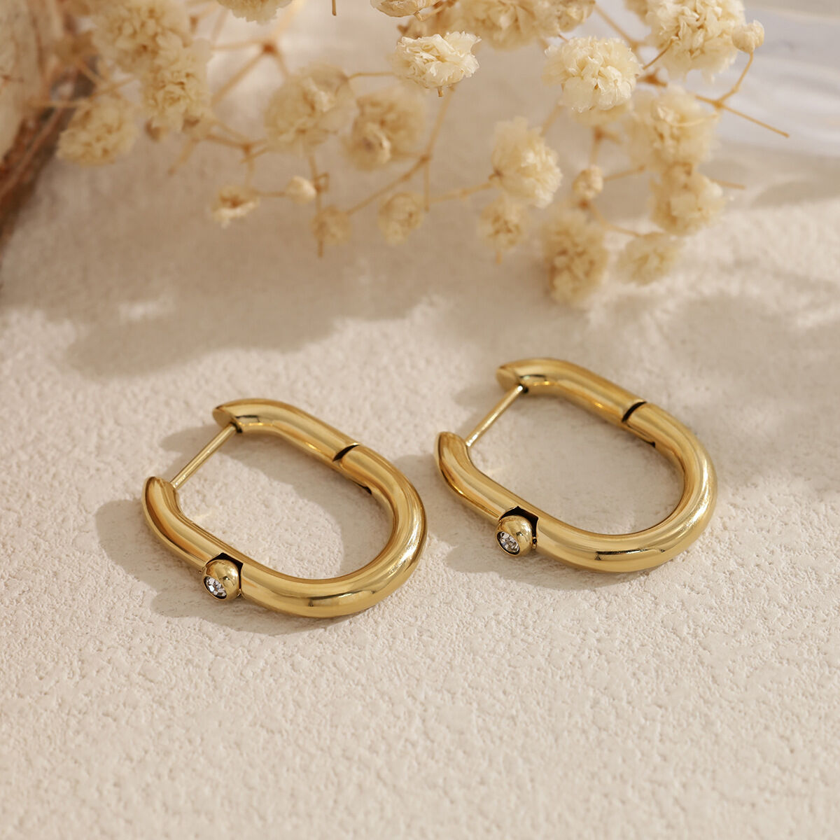 Orecchini a cerchio da donna in acciaio inossidabile impermeabile color oro con zirconi. h5 Immagine3