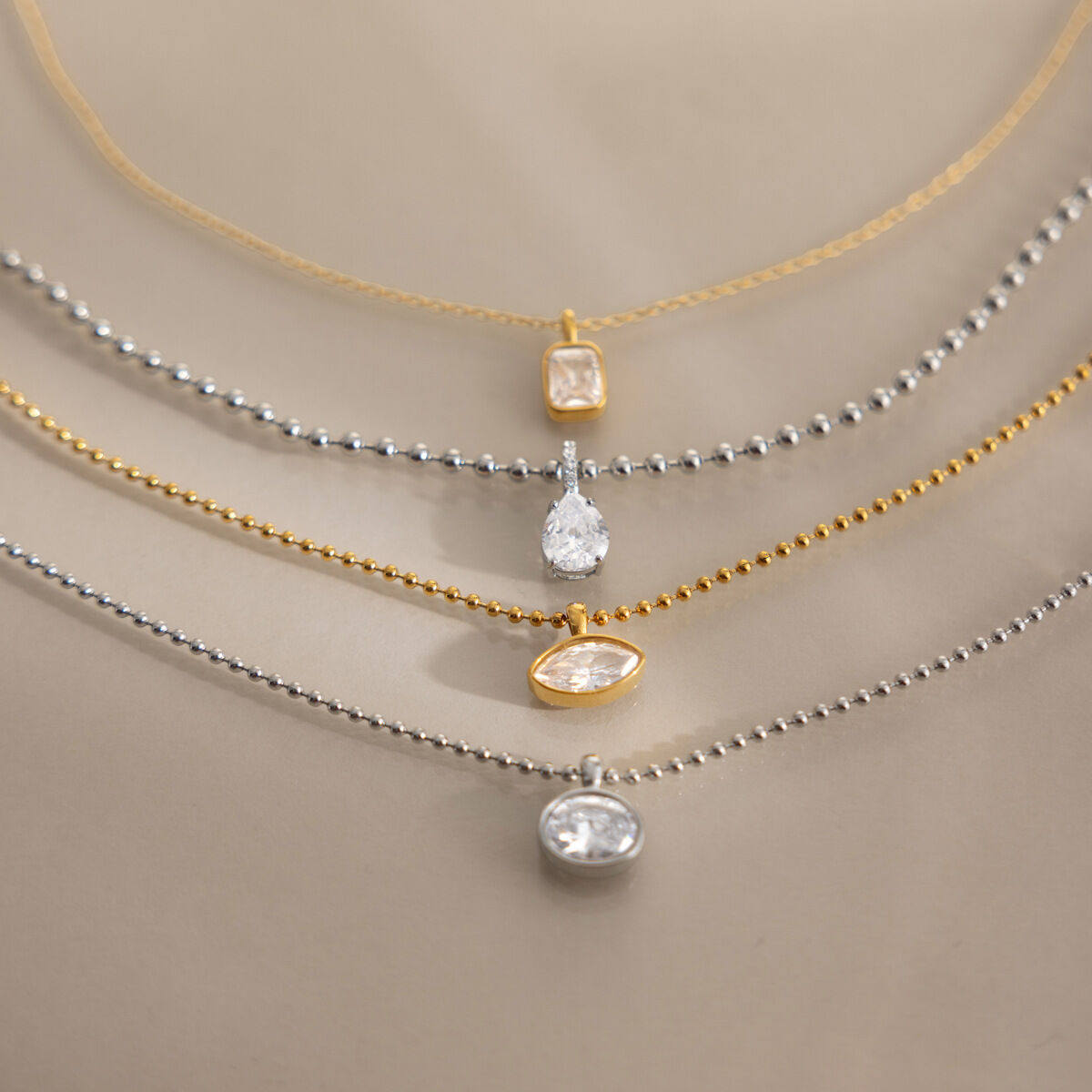 Collares con colgante de circonita de acero inoxidable con forma geométrica sencilla e impermeable para mujer. Imagen5