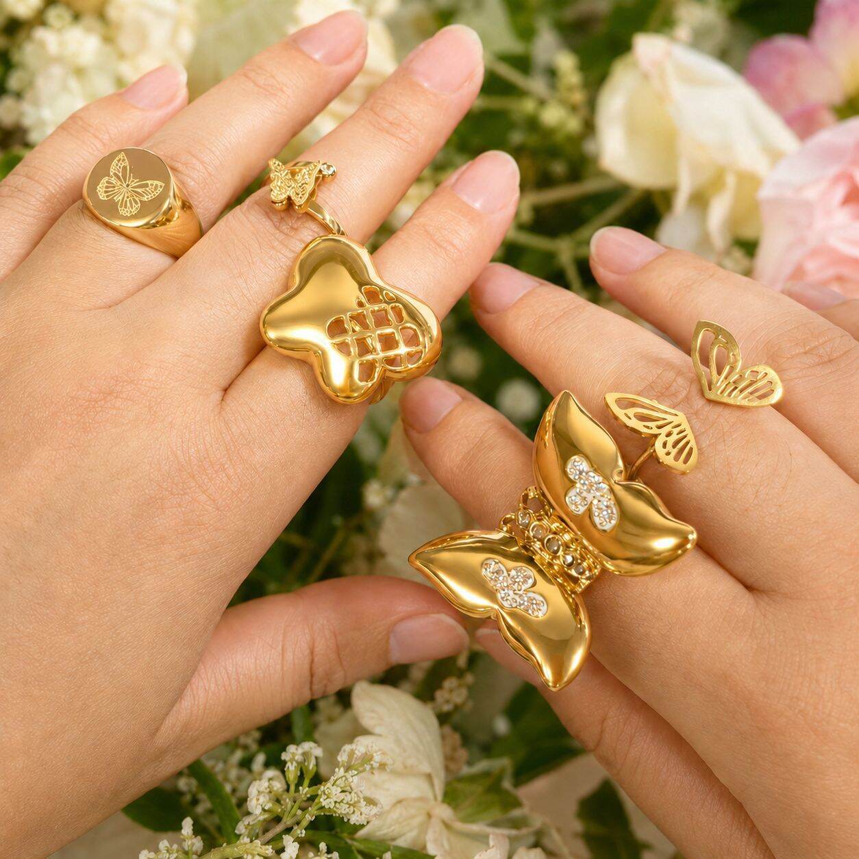 Anelli di lusso casual a forma di farfalla traforata in acciaio inossidabile impermeabile color oro. h5 Immagine4