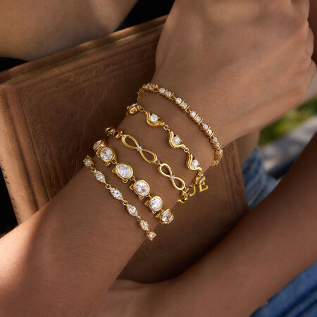 Luxe, geometrische, waterdichte, roestvrijstalen damesarmband met goudkleurige zirkonia.