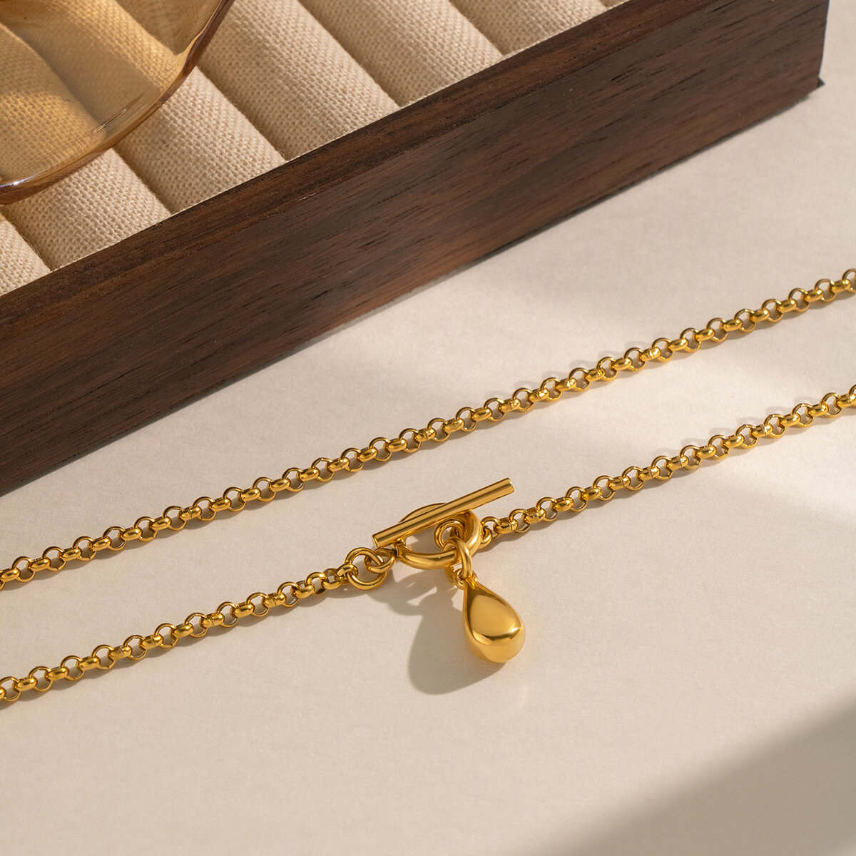 Collares con colgante Daily Droplet de acero inoxidable, impermeables y de color dorado para mujer. 2