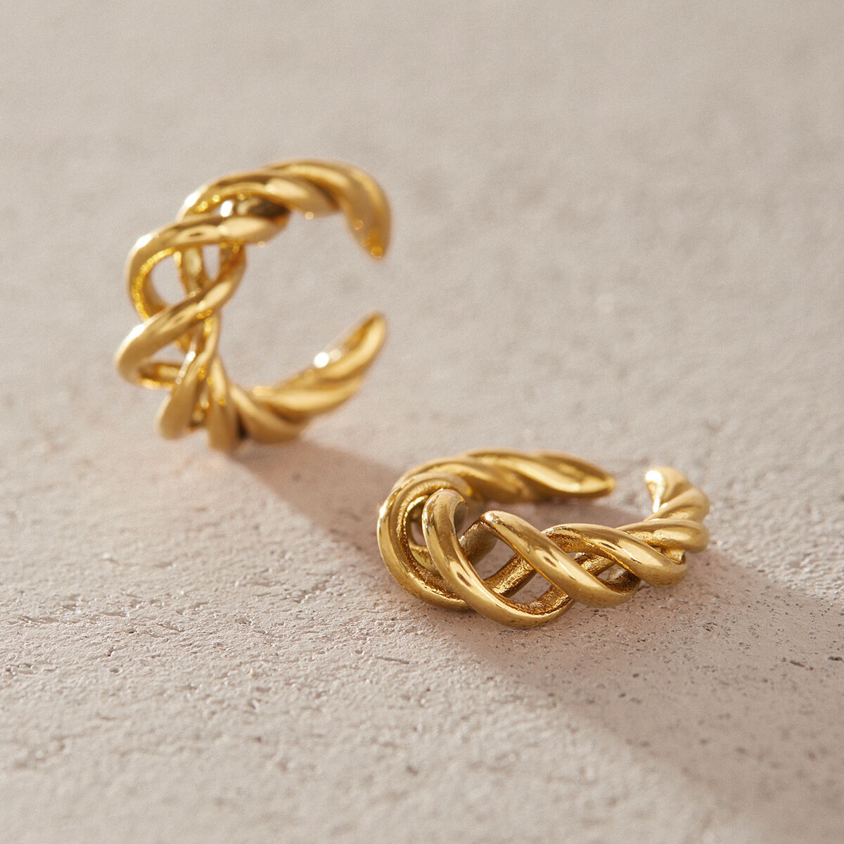 Serie Simple: Orecchini da donna in acciaio inossidabile traforato color oro. h5 Immagine2