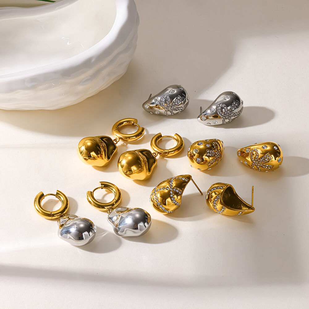 Schlichte, luxuriöse Ohrstecker mit Tropfenform, Schleife und Zirkonia in Goldfarbe, aus wasserdichtem Edelstahl. h5 Bild3