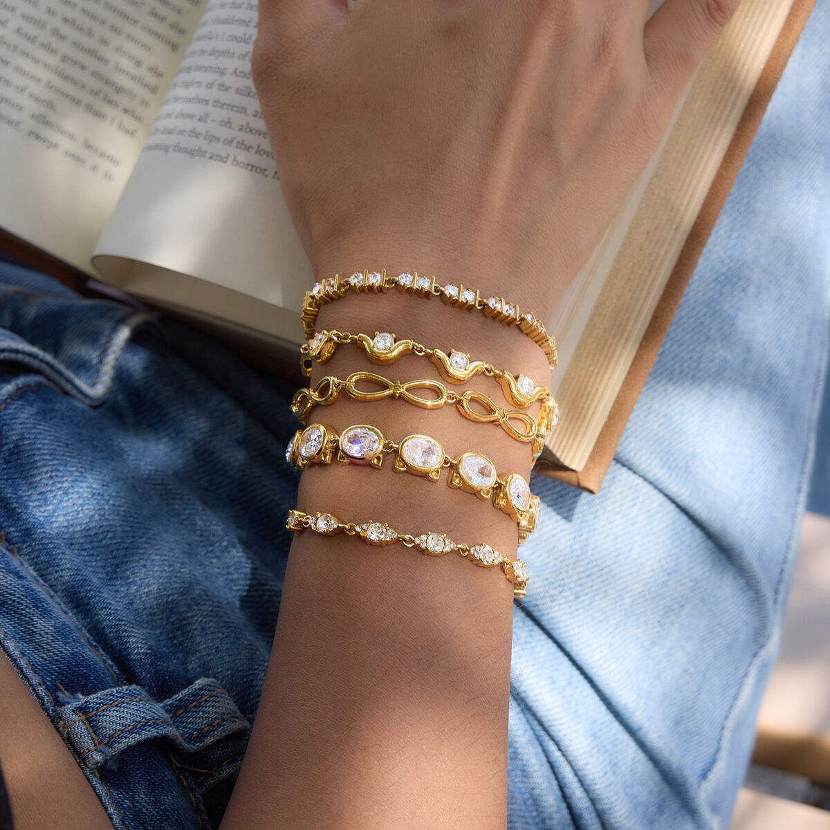 Luxe, geometrische, waterdichte, roestvrijstalen damesarmband met goudkleurige zirkonia. Afbeelding2