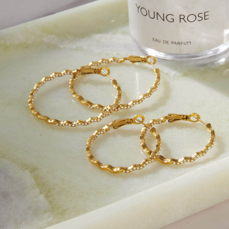 Orecchini a cerchio semplici da donna in acciaio inossidabile, impermeabili, color oro con strass. h5 Immagine2