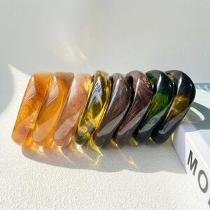 Brazaletes de resina con degradado de color para mujer h5 Imagen4