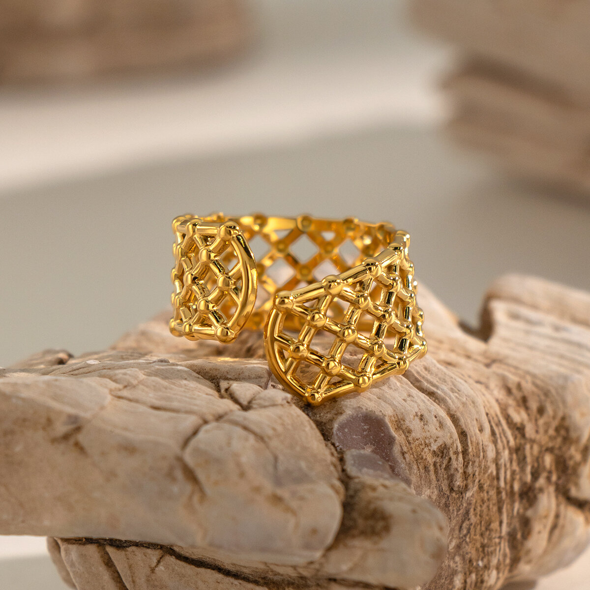 Minimalistische Ringe aus wasserdichtem, goldfarbenem Edelstahl in Netzform 2