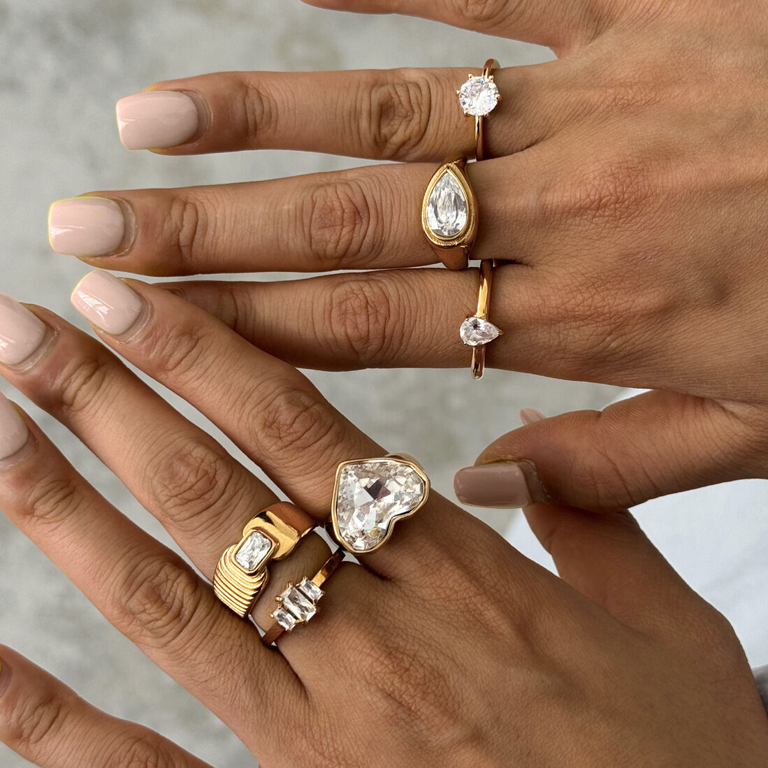 Elegante, unregelmäßig geformte Herzringe aus Edelstahl, wasserdicht, goldfarben, mit Zirkonia-Edelsteinen für Damen h5 Bild2