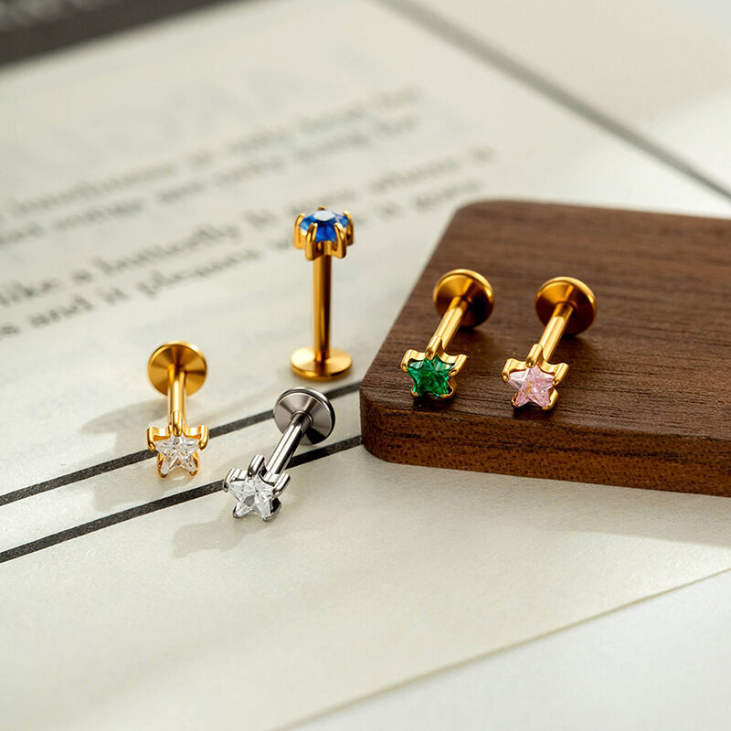 Eenvoudige serie sterren van titaniumlegering met goudkleurige zirkonia oorbellen voor dames Afbeelding4