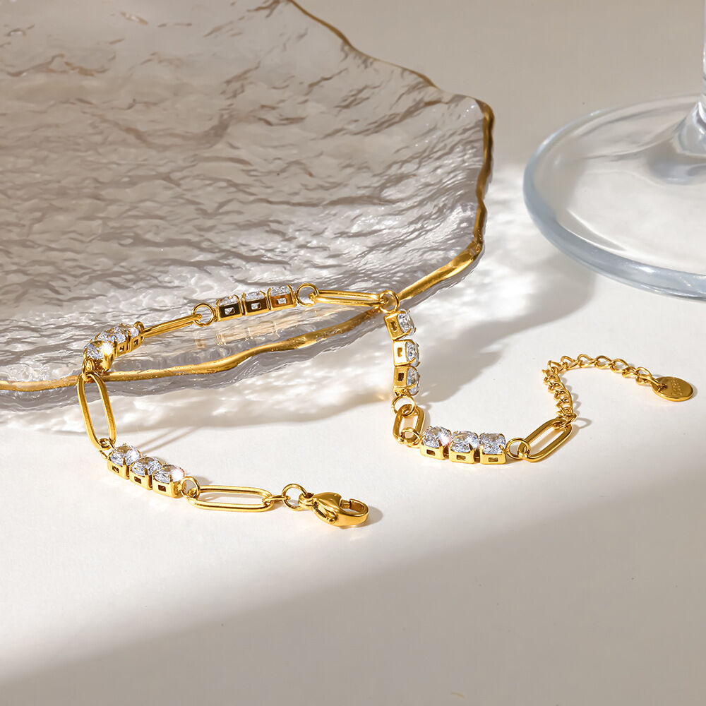 Luxuriöse Serie: Elegante, geometrische Form, wasserdichtes Edelstahl-Armband mit Zirkonia in Goldfarbe für Damen Bild2