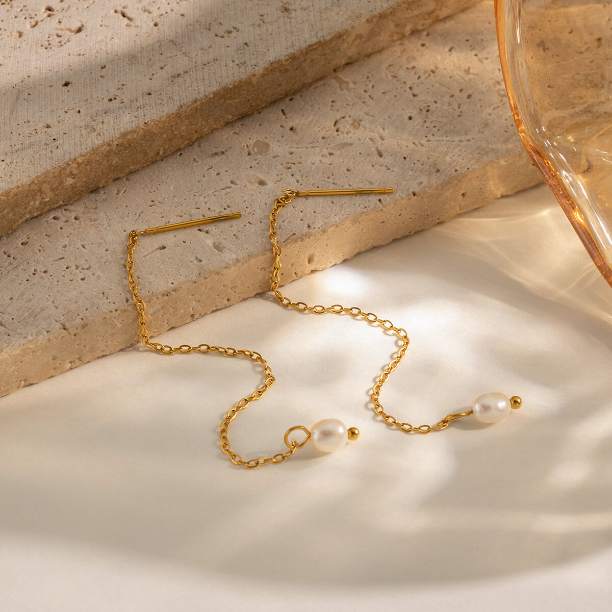 Boucles d'oreilles pendantes pour femme, en acier inoxydable, imperméables, couleur or, avec pompon et perles. Image3