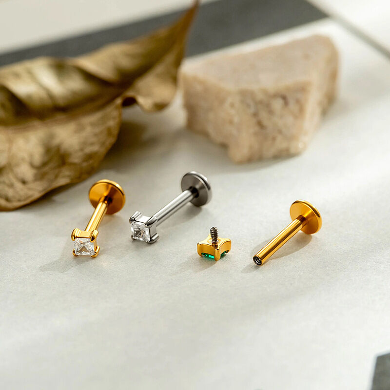 Eenvoudige serie rechthoekige oorbellen van titaniumlegering met goudkleurige zirkonia voor dames. h5 Afbeelding3
