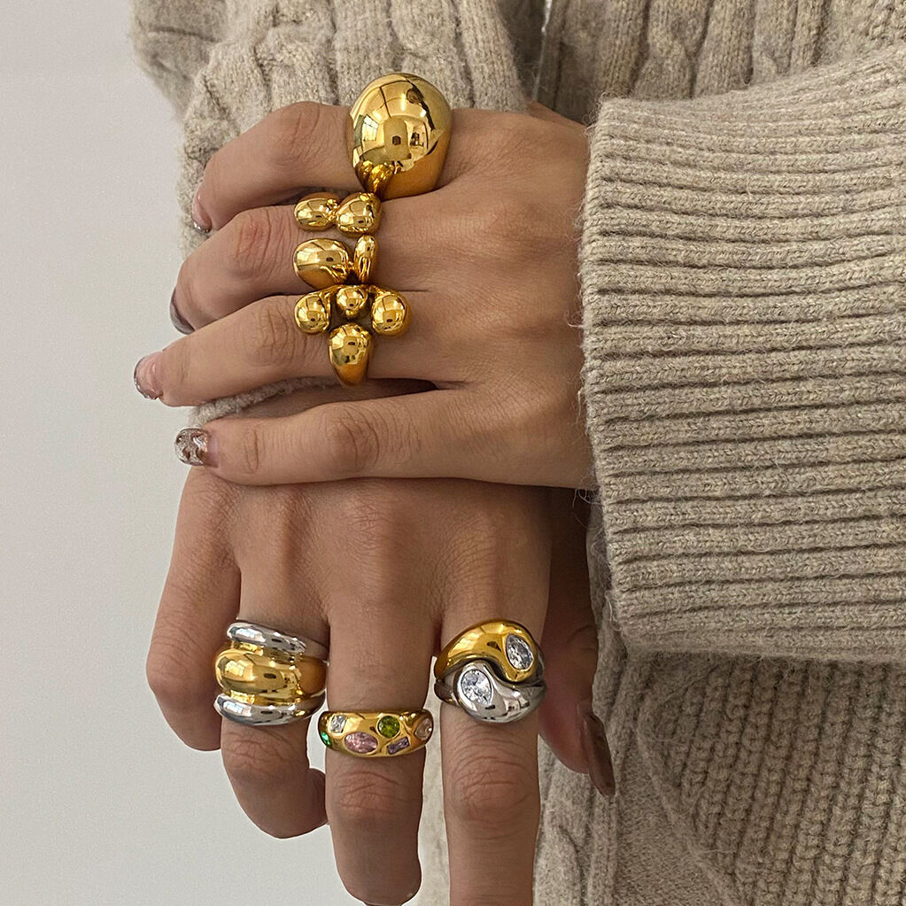 Anillo llamativo de acero inoxidable impermeable con forma irregular de estilo punk y color dorado.