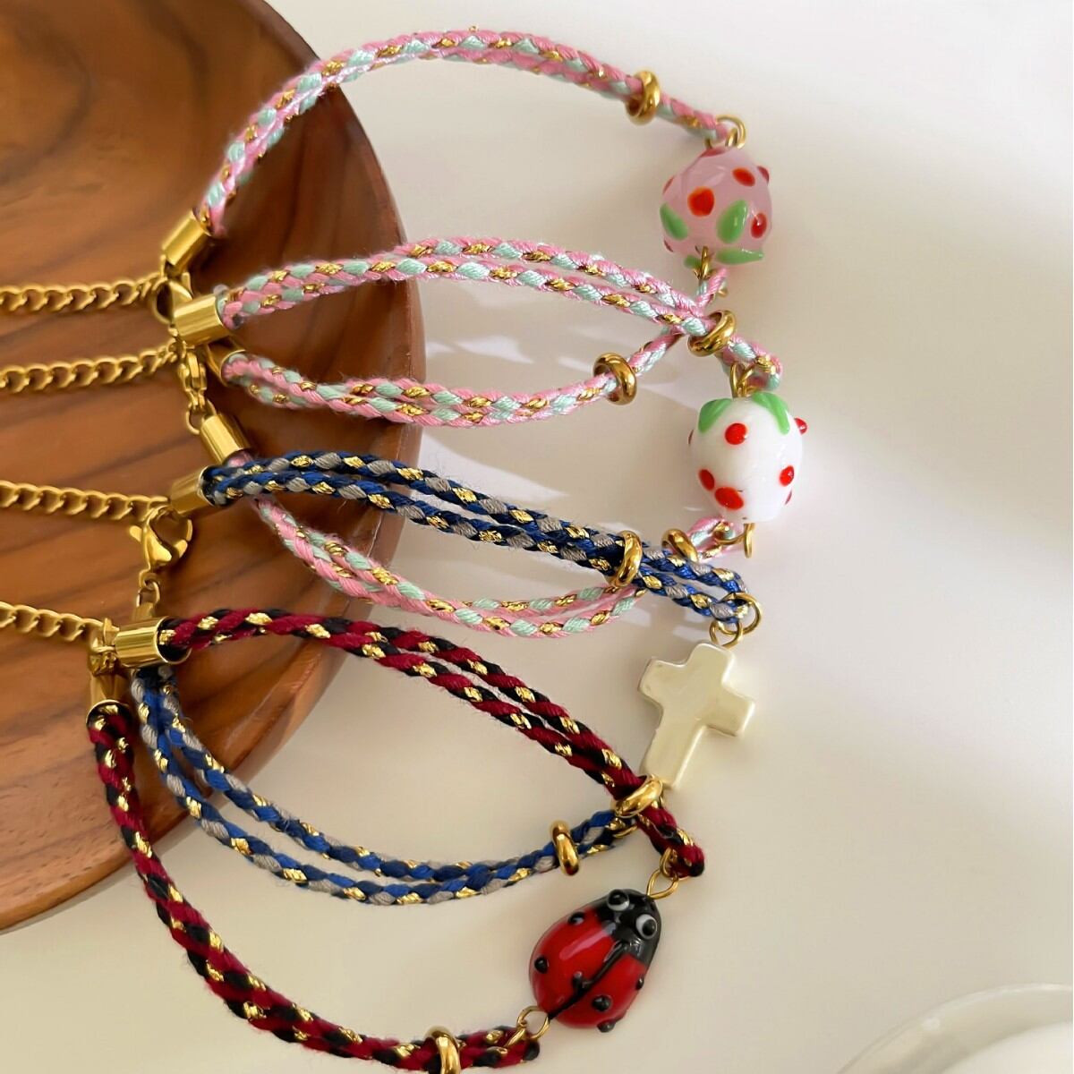 Pulseras trenzadas de mujer con diseño de fresas y cuerda dorada, ideales para vacaciones. Imagen4