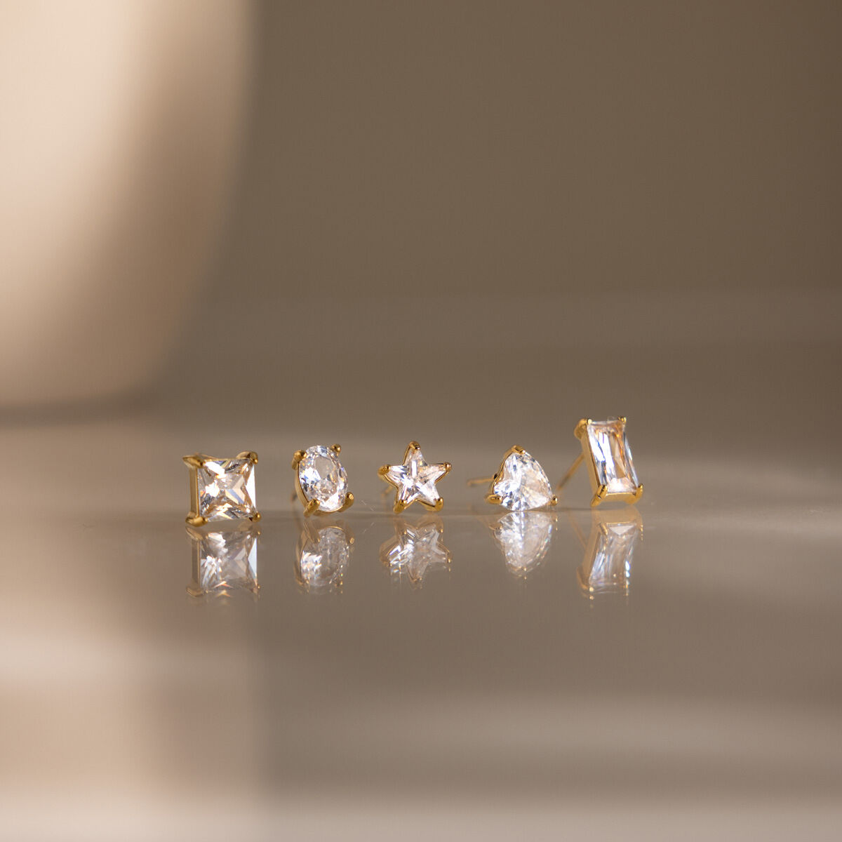 Orecchini a perno da donna in acciaio inossidabile color oro, impermeabili, dalla forma geometrica semplice e con zirconi. 2
