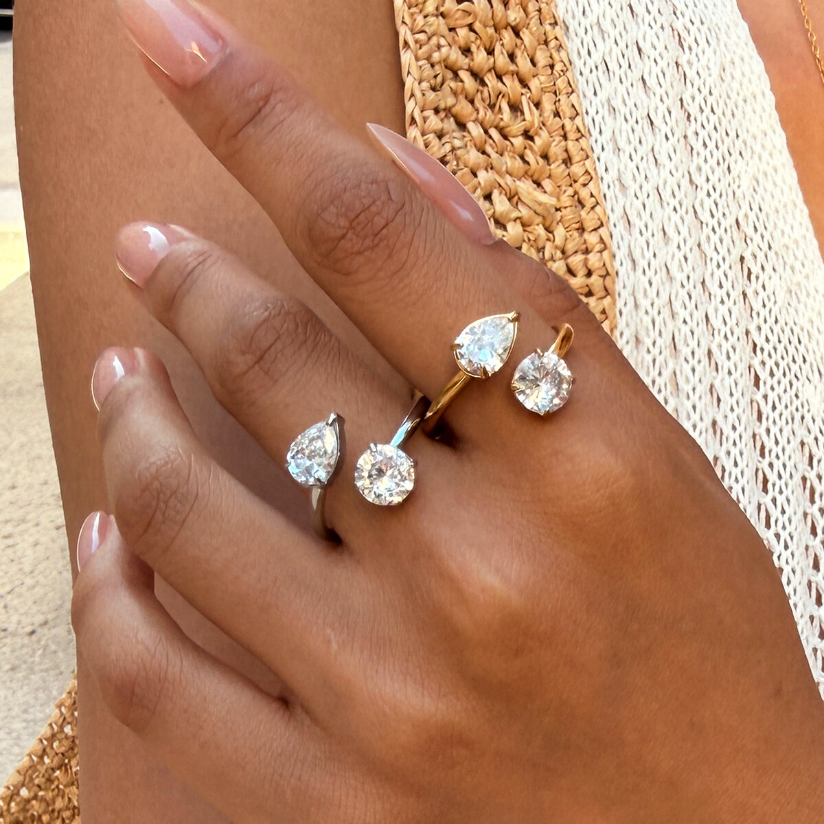 Eenvoudige serie dagelijkse ring met onregelmatige vorm, gemaakt van roestvrij staal, waterdicht, goudkleurig en met zirkonia edelsteen.