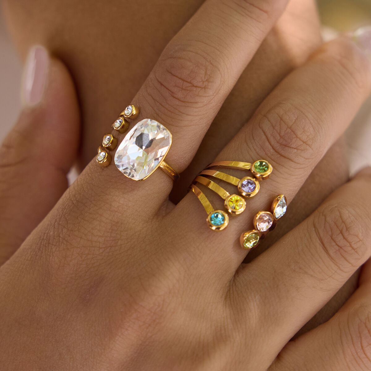 Anelli da donna di lusso, dalla forma irregolare, in acciaio inossidabile, impermeabili, color oro, con zirconi. h5 Immagine5