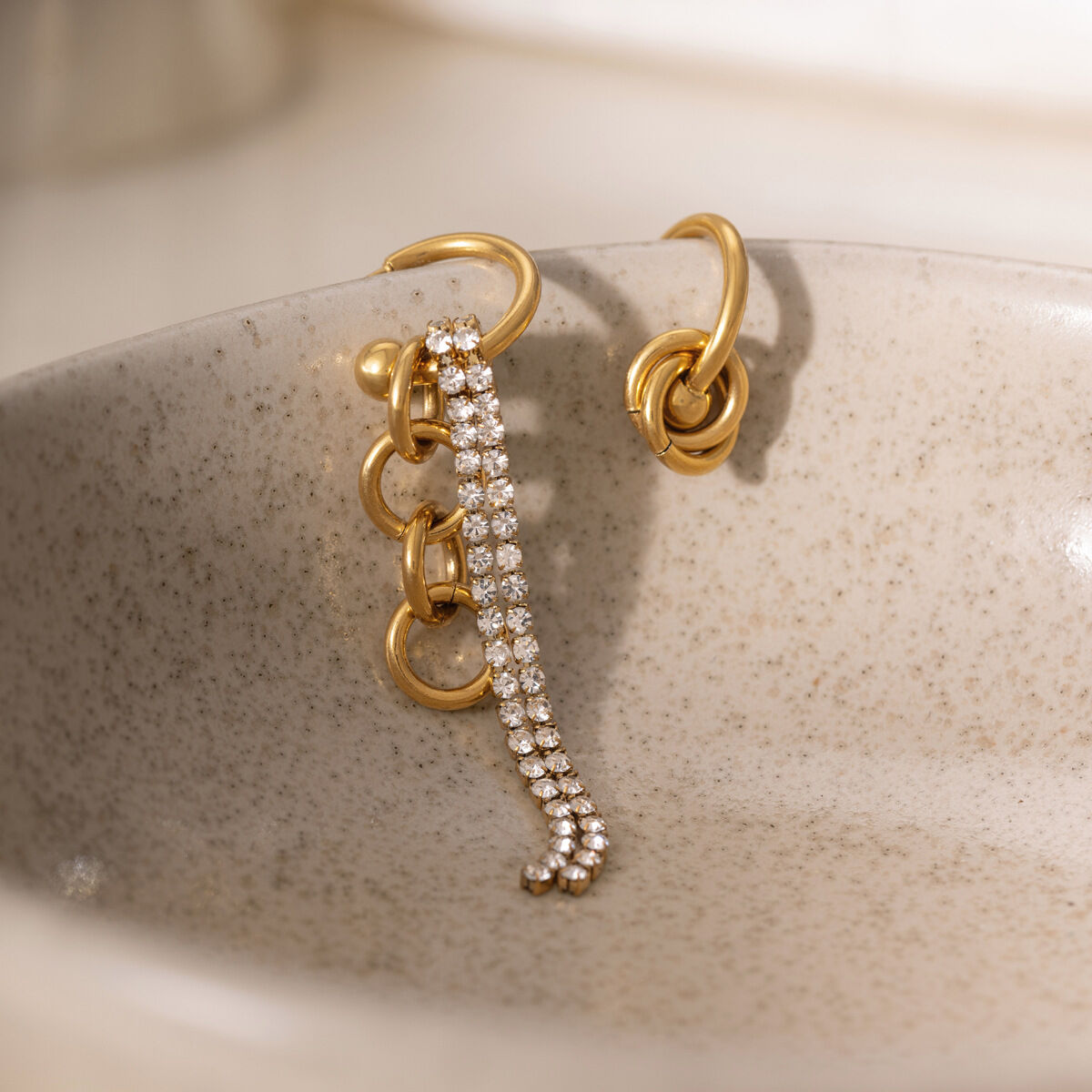 Boucles d'oreilles pendantes pour femme, en acier inoxydable doré, imperméables, à pampilles et strass, collection Luxueuse.