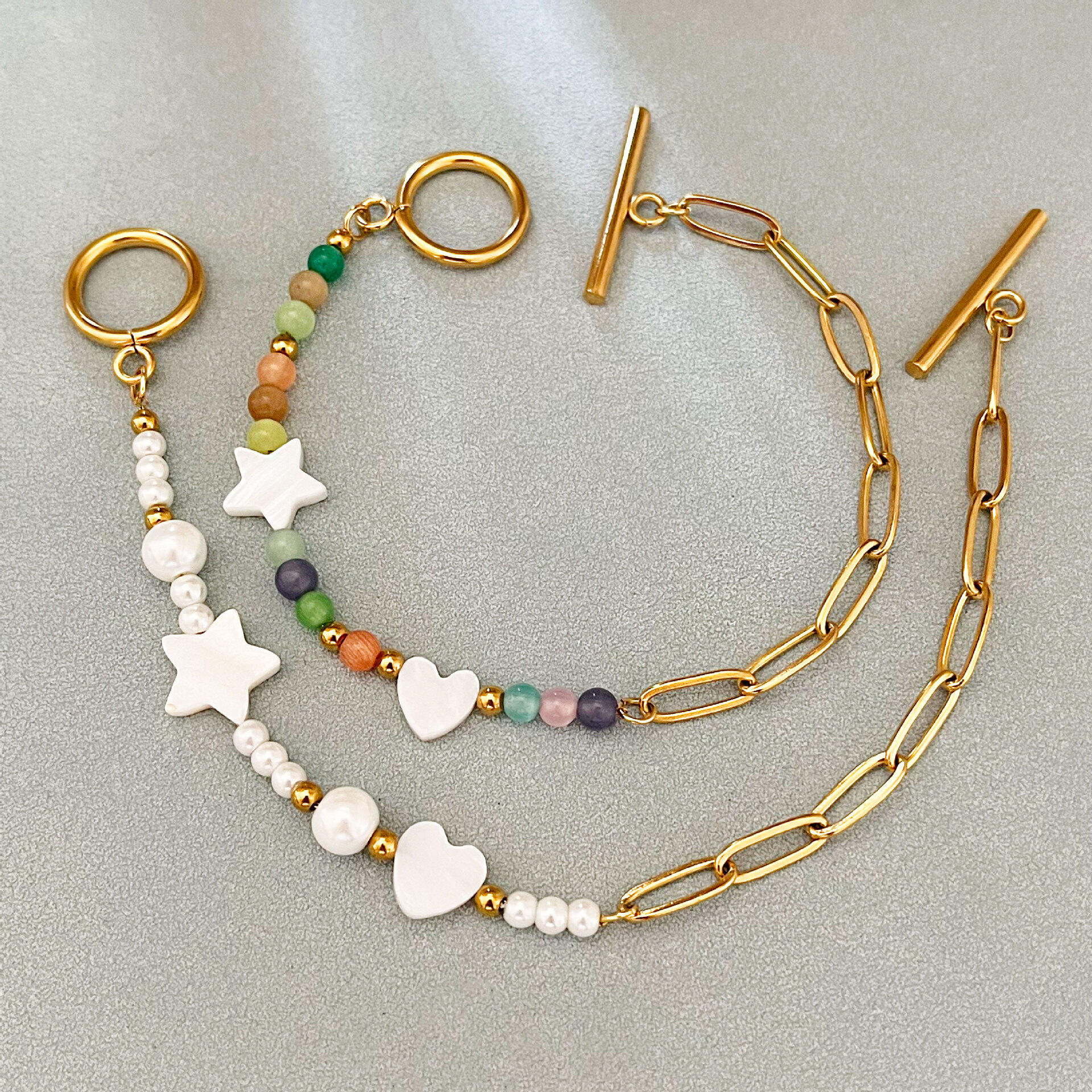 Braccialetti da donna semplici con perline a forma di cuore e stella, in acciaio inossidabile impermeabile color oro.