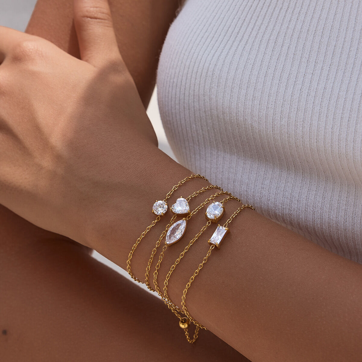 Braccialetti da donna semplici, impermeabili, in acciaio inossidabile color oro con ciondoli e zirconi. h5 Immagine2