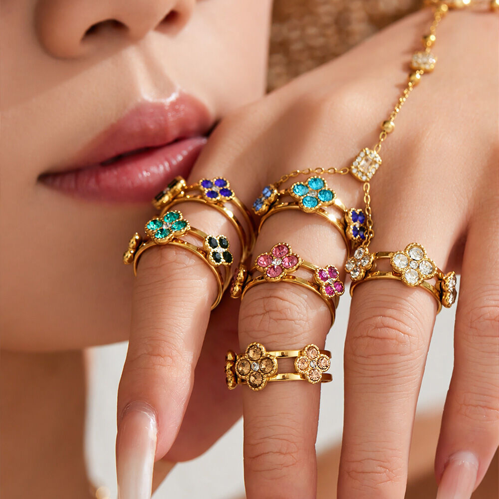 Romantische Serie: Elegante Kleeblatt-Ringe aus Edelstahl, wasserdicht, goldfarben, mit Zirkonia-Edelsteinen für Damen 2