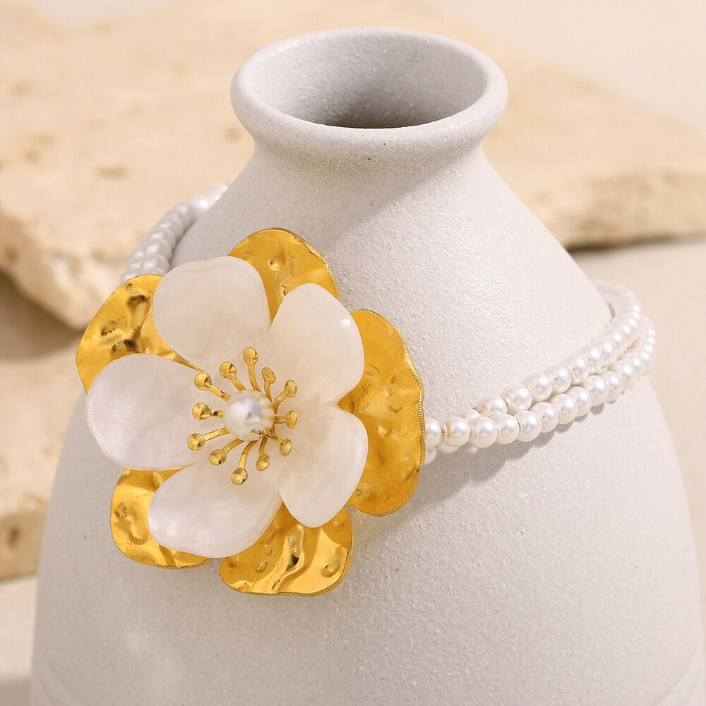 Romantische serie Sweet Flower roestvrijstalen waterdichte armbanden met gouden kunstparels voor dames.