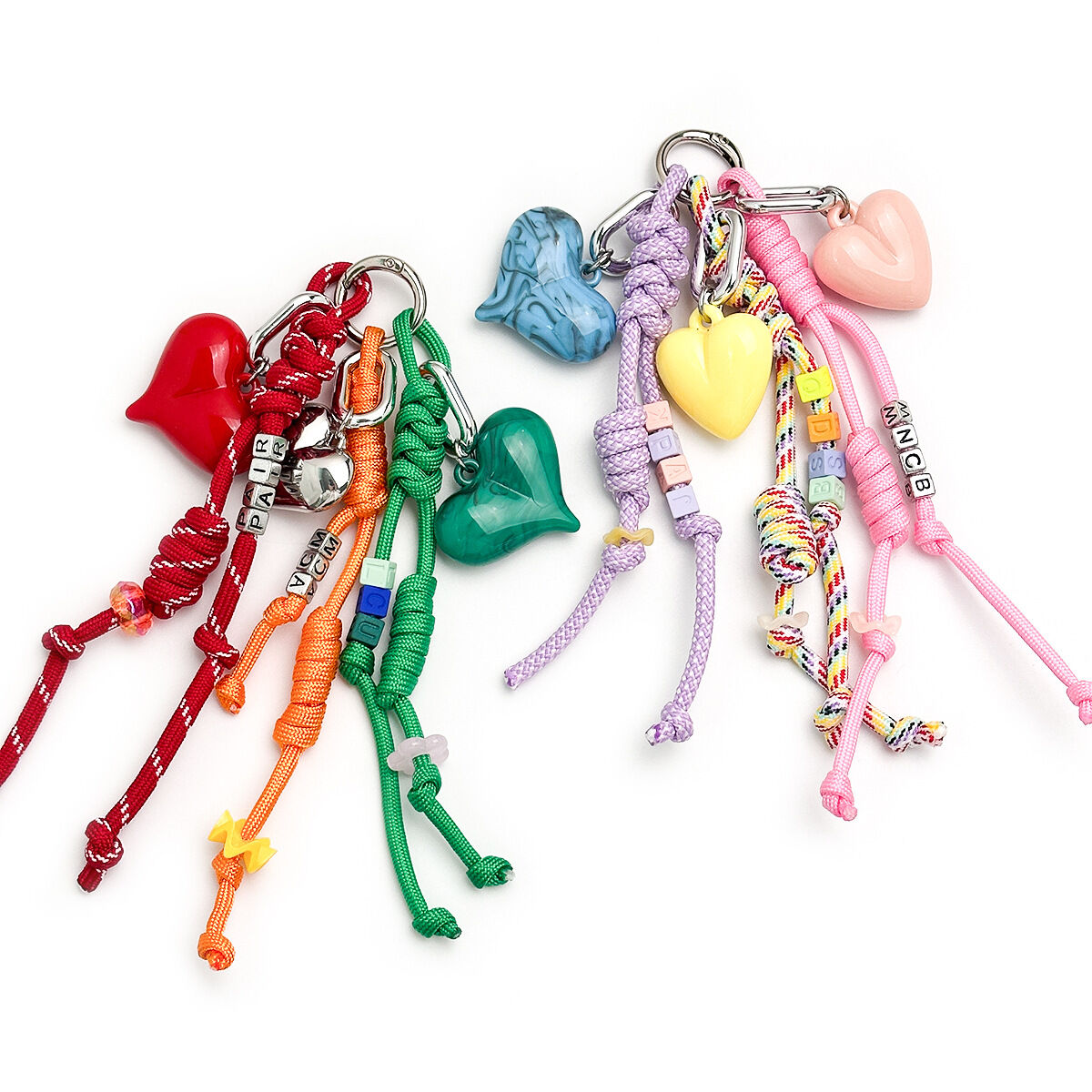 Llaveros de resina de colores variados con forma de corazón y letras de la serie Simple