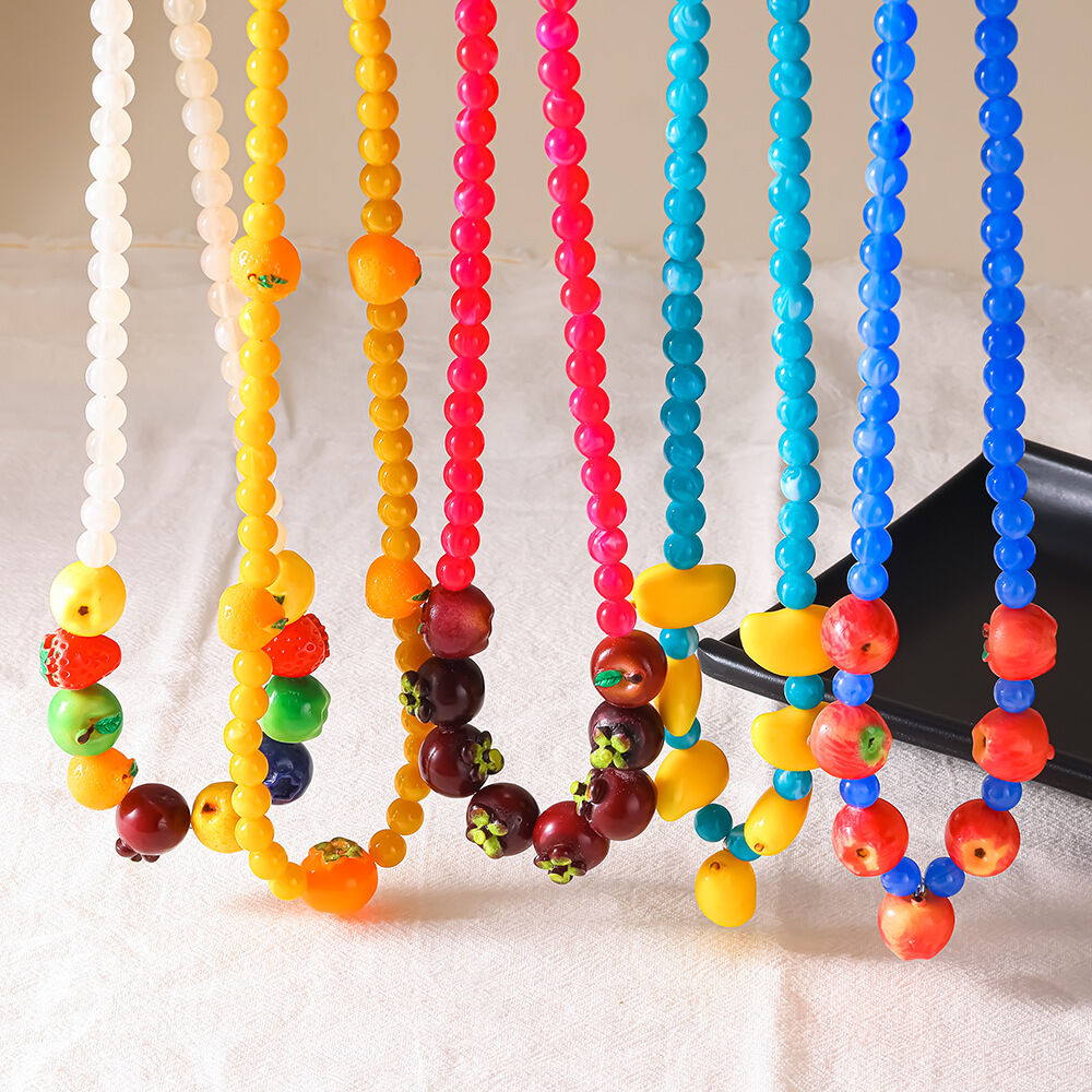 Eenvoudige, zoete dagelijkse aardbeienhanger van acryl, zonder plating. Acryl dameshanger.