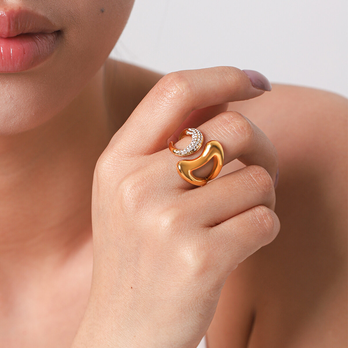 Bagues pour femmes en acier inoxydable doré, étanches, avec zircon et lignes ajourées simples au quotidien. h5 Image5