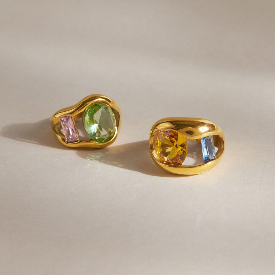 Luxe serie elegante rechthoekige ellipsvormige waterdichte roestvrijstalen ringen met goudkleurige zirkonia en edelsteen. h5 Afbeelding4