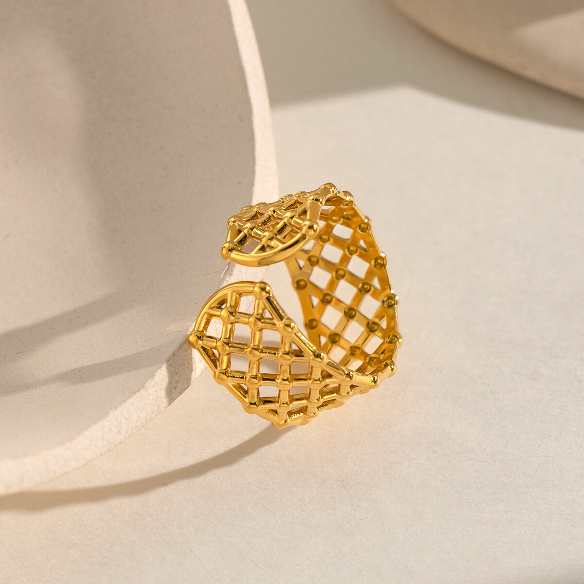 Minimalistische Ringe aus wasserdichtem, goldfarbenem Edelstahl in Netzform Bild4