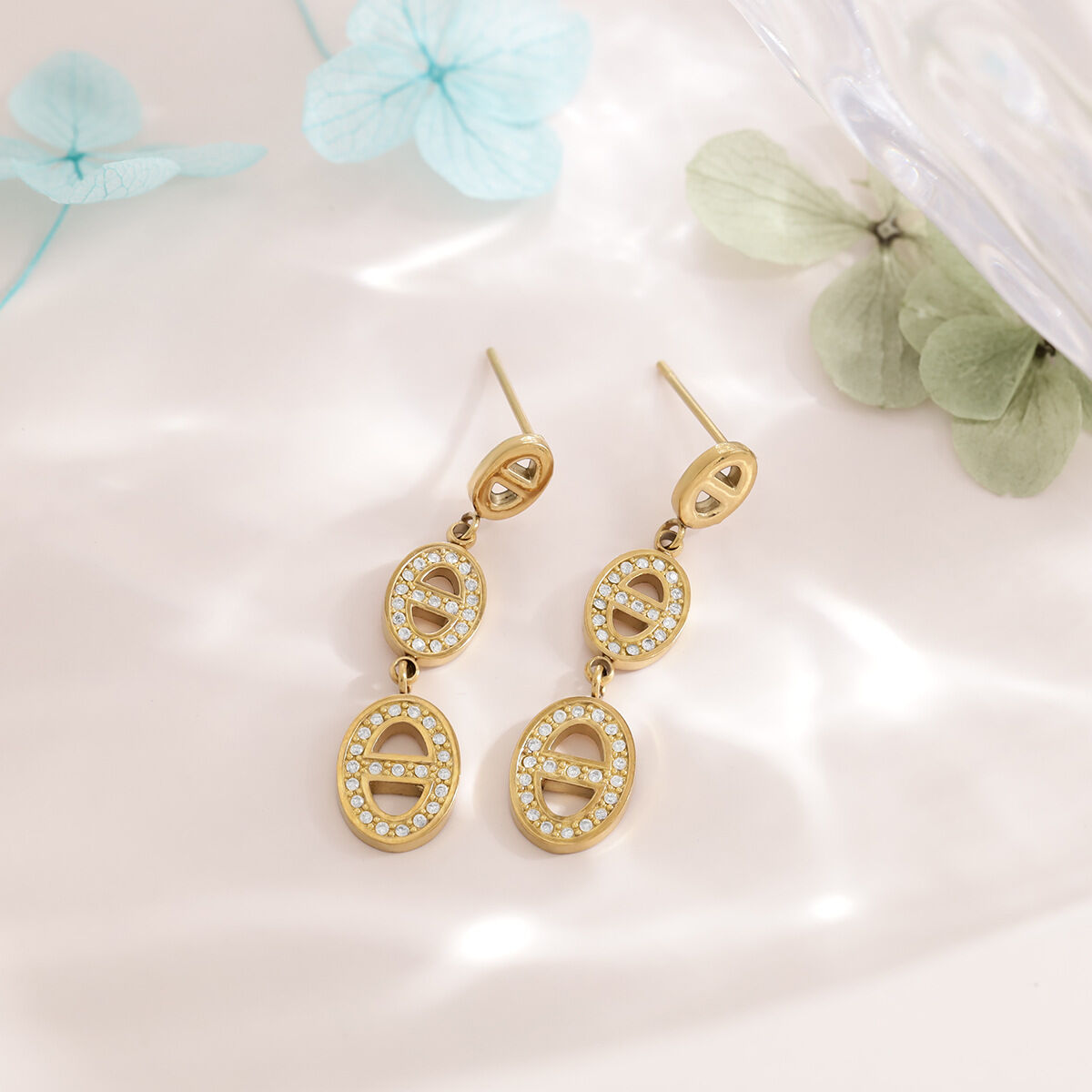 Pendientes colgantes para mujer de acero inoxidable con forma geométrica, resistentes al agua y con diamantes de imitación color dorado. h5 Imagen3