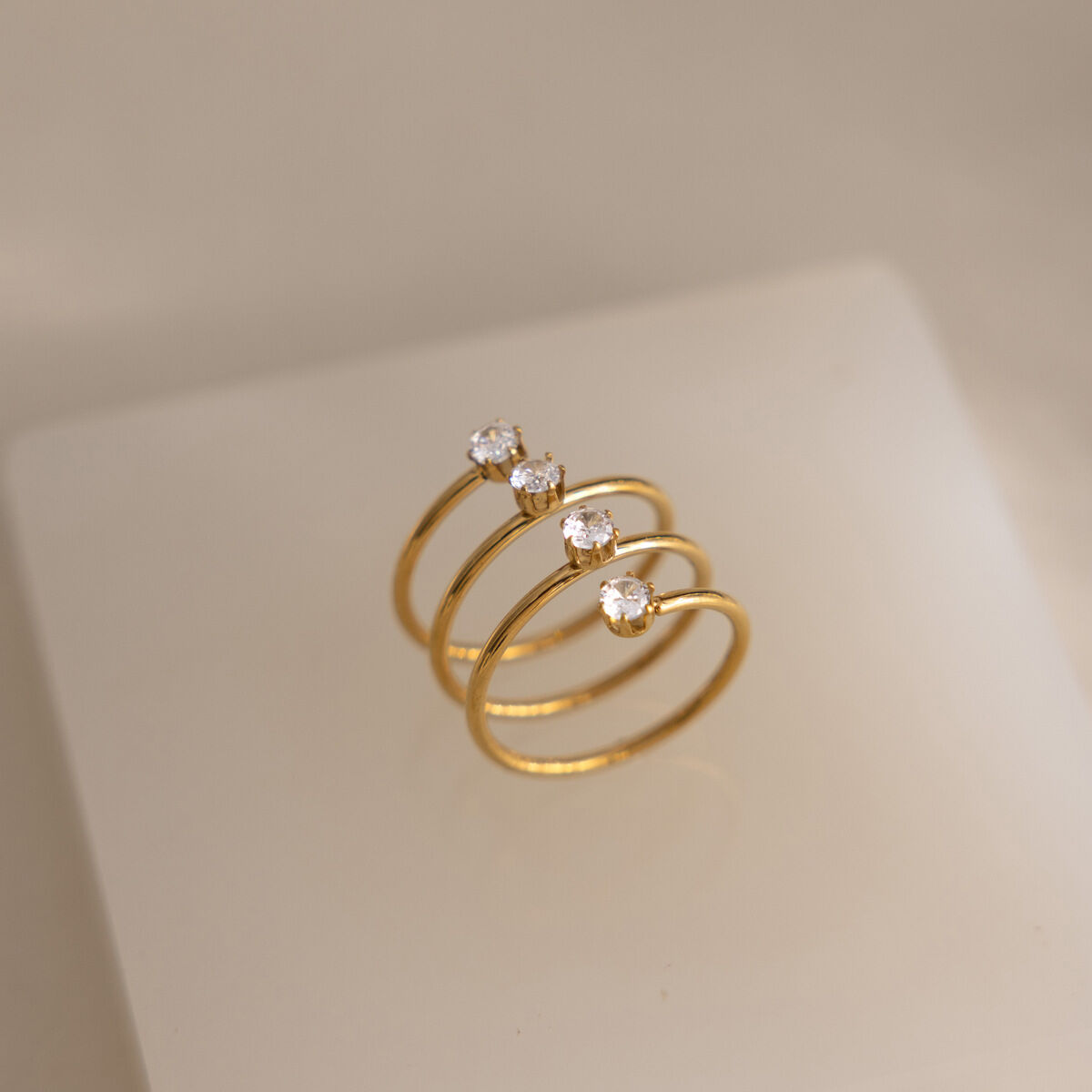 Anello da donna semplice, circolare, in acciaio inossidabile, impermeabile, color oro, con zirconi. 2