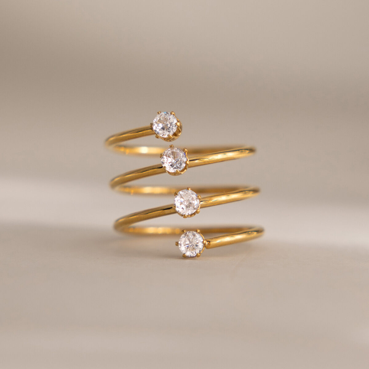 Anello da donna semplice, circolare, in acciaio inossidabile, impermeabile, color oro, con zirconi.